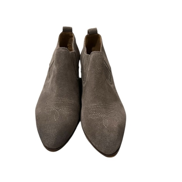 FRYE AND CO Beige Suede Ankle Boots Sleek Design Size 8.5 - Picture 6 of 13